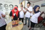 Direktur Keuangan, MSDM dan Umum Perum LKBN Antara Nina Kurnia Dewi (dua kanan) didampingi Kepala Perum LKBN Antara Biro Kalsel Nurul Aulia Badar (kanan) memotong kue saat peresmian ruangan baru kantor Perum LKBN Antara Biro Kalsel di Banjarmasin, Kalimantan Selatan, Rabu (4/12/2019).Foto Antaranews Kalsel/Bayu Pratama S.