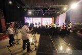 Direktur Keuangan, MSDM dan Umum Perum LKBN Antara Nina Kurnia Dewi mengikuti talk show di TVRI Kalsel terkait acara Penghargaan Perempuan Hebat Kalsel di Studio TVRI Kalsel, Banjarmasin, Kalimantan Selatan, Rabu (4/12/2019). Foto Antaranews Kalsel/Bayu Pratama S.