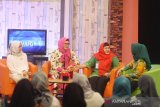 Direktur Keuangan, MSDM dan Umum Perum LKBN Antara Nina Kurnia Dewi (dua kanan) mengikuti talk show di TVRI Kalsel terkait acara Penghargaan Perempuan Hebat Kalsel di Studio TVRI Kalsel, Banjarmasin, Kalimantan Selatan, Rabu (4/12/2019). Foto Antaranews Kalsel/Bayu Pratama S.