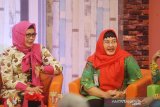 Direktur Keuangan, MSDM dan Umum Perum LKBN Antara Nina Kurnia Dewi (kanan) mengikuti talk show di TVRI Kalsel terkait acara Penghargaan Perempuan Hebat Kalsel di Studio TVRI Kalsel, Banjarmasin, Kalimantan Selatan, Rabu (4/12/2019). Foto Antaranews Kalsel/Bayu Pratama S.