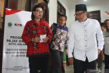 Wakil Ketua Komisi Pemberantasan Korupsi (KPK) Basaria Panjaitan (kiri) berbincang dengan Walikota Malang, Sutiaji (kanan) saat menghadiri Sosialisasi Pajak Online di Gedung DPRD, Malang, Jawa Timur, Rabu (4/12/2019). Kegiatan yang dilakukan tim Koordinasi dan Supervisi Pencegahan (Korsubgah) KPK tersebut dihadiri ratusan pengusaha dan anggota DPRD Malang sebagai upaya monitoring serta evaluasi terkait Program Pencegahan Korupsi. Antara Jatim/Ari Bowo Sucipto/zk