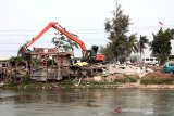 Anggota Satgas Citarum mengoperasikan alat berat saat penertiban bangunan liar di bantaran Sungai Kalimalang Saluran Tarum Barat, Karawang, Jawa Barat, Rabu (4/11/2019). Penertiban bangunan liar tersebut bertujuan untuk merehabilitasi dan mencegah pencemaran sungai Citarum. ANTARA JABAR/M Ibnu Chazar/agr