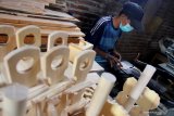 Perajin membuat kerajinan kayu lukis di Lowokwaru, Malang, Jawa Timur, Rabu (4/12/2019). Pengrajin kayu lukis setempat mengaku membatasi permintaan ekspor dan kini hanya mengandalkan pasar domestik saja karena terkendala birokrasi serta aturan ekspor yang dinilai rumit. Antara Jatim/Ari Bowo Sucipto/zk