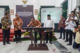 Menteri Hukum dan HAM Yasonna Laoly (tengah) menandatangani prasasti saat peresmian Desa Sadar Hukum di Gedung Sate, Bandung, Jawa Barat, Rabu (4/12/2019). Menkumham meresmikan 130 Desa Sadar Hukum di 21 Kabupaten dan Kota di Jawa Barat yang bertujuan untuk meningkatkan kesadaran masyarakat akan pentingnya hukum yang berlaku di Negara Indonesia. ANTARA JABAR/Raisan Al Farisi/agr