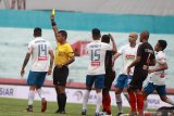 Wasit Faulur Rosy (kedua kiri) memberikan kartu kuning kepada pesepak bola PSIS Semarang Jonathan Eduardo (kiri) saat pertandingan melawan Persipura pada lanjutan Liga 1 2019 di Stadion Gelora Delta Sidoarjo, Jawa Timur, Rabu (4/12/2019). Persipura menang melawan PSIS Semarang dengan skor akhir 2-0. Antara Jatim/Umarul Faruq/zk