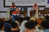 Area Manager Pertamina Geothermal Energy (PGE) Karaha Mawardi Agani (tengah) didampingi VP Contoller PGE Pusat Iswono (kiri) menyampaikan materi kuliah umum pada Goes To Campus di Gedung Mandala, Universtias Negeri Siliwangi (Unsil), Kota Tasikmalaya, Jawa Barat, Rabu (4/12/2019). Goes To Campus yang dikemas dalam bentuk talkshow edukasi panas bumi mengenalkan tentang proses bisnis Geothermal dari Hulu ke hilir sebagai unit bisnis energi terbarukan ramah lingkungan serta membuka peluang sebagai tempat untuk menimba ilmu bagi mahasiswa dan masyarakat yang ingin mengetahui lebih jauh mengenai bisnis Geothermal. ANTARA JABAR/Adeng Bustomi/agr