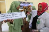 Koordinator Perawatan Satwa Balai Konservasi Sumber Daya Alam (BKSDA) Aceh Taing Lubis (kanan) memberikan penjelasan tentang satwa dilindungi pada pelajar di SMA Negeri 1 Suka Makmur, Aceh Besar, Aceh, Rabu (4/12/2019). BKSDA Aceh menggelar sosialisasi konservasi satwa dan tumbuhan langka pada pelajar sebagai edukasi untuk menjaga alam serta habitat satwa dilindungi sesuai UU nomor 5/1990 tentang konservasi sumber daya alam dan ekosistim. Antara Aceh / Irwansyah Putra.