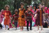 Sejumlah anak memperagakan busana berbahan kain tenun ikat khas Kediri pada Dhoho Street Fashion di Taman Hutan Joyoboyo, Kota Kediri, Jawa Timur, Kamis (5/12/2019). Peragaan busana dengan tema Pride of Jayabaya tersebut menghadirkan sejumlah desainer lokal dan nasional. Antara Jatim/Prasetia Fauzani/zk.