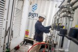 Teknisi memeriksa jaringan gas di Mobile Refueling Unit (MRU) milik PT Perusahaan Gas Negara (PGN) di Bandung, Jawa Barat, Kamis (5/12/2019). PGN menyediakan Mobile Refueling Unit (MRU) yang berisi bahan bakar gas bagi kendaraan pribadi dan kendaraan umum yang tersebar di DKI Jakarta, Jawa Barat, Lampung, dan Batam. ANTARA JABAR/Raisan Al Farisi/agr