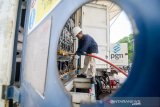 Teknisi memeriksa jaringan gas di Mobile Refueling Unit (MRU) milik PT Perusahaan Gas Negara (PGN) di Bandung, Jawa Barat, Kamis (5/12/2019). PGN menyediakan Mobile Refueling Unit (MRU) yang berisi bahan bakar gas bagi kendaraan pribadi dan kendaraan umum yang tersebar di DKI Jakarta, Jawa Barat, Lampung, dan Batam. ANTARA JABAR/Raisan Al Farisi/agr