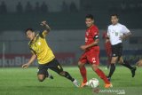 Pesepak bola Barito Putera Samsul Arif Munip (kiri) berduel dengan pesepak bola Semen Padang FC Manda Ginci (kanan) dalam pertandingan lanjutan Liga 1 2019 di Stadion Demang Lehman Martapura, Kalimantan Selatan, Jumat (6/12/2019). Barito Putera dikalahkan tim tamu dengan skor 3-0. Foto Antaranews Kalsel/Bayu Pratama S.