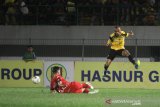 Pesepak bola Barito Putera Rony Esar Beroperay (kanan) gagal melewati hadangan pesepak bola Semen Padang FC Syaeful Anwar (kiri) dalam pertandingan lanjutan Liga 1 2019 di Stadion Demang Lehman Martapura, Kalimantan Selatan, Jumat (6/12/2019). Barito Putera dikalahkan tim tamu dengan skor 3-0. Foto Antaranews Kalsel/Bayu Pratama S.