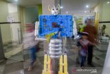 Pengunjung mengamati sebuah replika robot yang terbuat dari barang bekas saat Festival Kurangi, Pisahkan dan Manfaatkan (Kang Pisman) di Bandung, Jawa Barat, Jumat (6/12/2019). Festival Kang Pisman yang diikuti oleh berbagai pegiat lingkungan serta institusi kebersihan daerah tersebut menampilkan ratusan karya seni yang terbuat dari bahan tidak terpakai guna menerapkan program kurangi, pisahkan dan manfaatkan oleh Pemkot Bandung. ANTARA JABAR/Raisan Al Farisi/agr