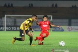 Pesepak bola Barito Putera berduel dengan pesepak bola Semen Padang FC Manda Ginci (kanan) dalam pertandingan lanjutan Liga 1 2019 di Stadion Demang Lehman Martapura, Kalimantan Selatan, Jumat (6/12/2019). Barito Putera dikalahkan tim tamu dengan skor 3-0. Foto Antaranews Kalsel/Bayu Pratama S.