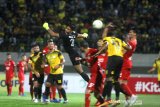 Pesepak bola Barito Putera berduel dengan pesepak bola Semen Padang FC Manda Ginci (kanan) dalam pertandingan lanjutan Liga 1 2019 di Stadion Demang Lehman Martapura, Kalimantan Selatan, Jumat (6/12/2019). Barito Putera dikalahkan tim tamu dengan skor 3-0. Foto Antaranews Kalsel/Bayu Pratama S.