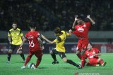 Pesepak bola Barito Putera Kozuke Yamazaki (tengah) berduel dengan pesepak bola Semen Padang FC dalam pertandingan lanjutan Liga 1 2019 di Stadion Demang Lehman Martapura, Kalimantan Selatan, Jumat (6/12/2019). Barito Putera dikalahkan tim tamu dengan skor 3-0. Foto Antaranews Kalsel/Bayu Pratama S.