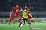 Pesepak bola Barito Putera Gavin Kwan adsit (tengah) berduel dengan pesepak bola Semen Padang FC dalam pertandingan lanjutan Liga 1 2019 di Stadion Demang Lehman Martapura, Kalimantan Selatan, Jumat (6/12/2019). Barito Putera dikalahkan tim tamu dengan skor 3-0. Foto Antaranews Kalsel/Bayu Pratama S.