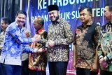 Wali Kota Padang Panjang terima penghargaan dari KI Sumbar