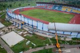 Pekerja mengoperasikan alat berat saat renovasi Stadion Arcamanik di Sport Center Jabar di Arcamanik, Bandung, Jawa Barat, Jumat (6/12/2019). Proses renovasi Stadion Arcamanik yang rusak akibat angin kencang tersebut ditargetkan rampung pada akhir 2019 mendatang. ANTARA JABAR/Raisan Al Farisi/agr