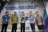 Ketua Dewan Pimpinan Cabang (DPC) Himpunan Wiraswasta Nasional Minyak dan Gas Bumi (Hiswana Migas) Kota Pontianak terpilih periode 2019-2023 terpilih Yuliansyah (kedua kanan) memberikan cinderamata kepada Wali Kota Pontianak Edi Rusdi Kamtono (ketiga kiri) saat pelantikan di Pontianak, Kalimantan Barat, Kamis (5/12/2019) malam. Dari hasil Musyawarah cabang ke IX DPC Hiswana Migas Pontianak tersebut menetapkan Yuliansyah sebagai ketua dan Harry Daya Ardianto sebagai sekretaris. ANTARA FOTO KALBAR/Jessica Helena Wuysang