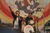 Vokalis group band berbahasa Jawa Guyon Waton Faisal Bagus Ibrahim (kiri) menghibur ribuan penggemarnya di Stadion Brawijaya, Kota Kediri, Jawa Timur, Jumat (6/12/2019) malam. Konser yang diselenggarakan Dinas Kesehatan tersebut untuk mengkampanyekan Gerakan Masyarakat Hidup Sehat (Germas). Antara Jatim/Prasetia Fauzani/zk.