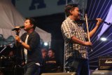 Vokalis group band berbahasa Jawa Guyon Waton Faisal Bagus Ibrahim (kiri) menghibur ribuan penggemarnya di Stadion Brawijaya, Kota Kediri, Jawa Timur, Jumat (6/12/2019) malam. Konser yang diselenggarakan Dinas Kesehatan tersebut untuk mengkampanyekan Gerakan Masyarakat Hidup Sehat (Germas). Antara Jatim/Prasetia Fauzani/zk.