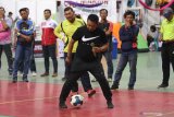 Mantan pelatih Persik Kediri Agus Yuwono (tengah) memberikan coaching clinic kepada sejumlah guru olah raga di Gor Jayabaya, Kota Kediri, Jawa Timur, Jumat (6/12/2019). Pelatihan yang diselenggarakan Dinas Kebudayaan Pariwisata Kepemudaan dan Olah Raga tersebut bertujuan menambah keterampilan penguasaan sepak bola guru olah raga dan diharapkan dapat ditularkan kepada anak didiknya. Antara Jatim/Prasetia Fauzani/zk.