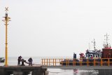 Sejumlah petugas memeriksa kapal tongkang yang bersandar di Dermaga khusus (Jetty) Pembangkit Listrik Tenaga Gas dan Uap (PLTGU), Cilamaya, Karawang, Jawa Barat, Jumat (6/11/2019). Jawa Satu Power membangun Jetty tersebut untuk digunakan sebagai tempat bersandar kapal yang membawa peralatan berat untuk proyek PLTGU seperti mesin Boiler dan Turbin yang dipasok dari PT General Electric di Vietnam dan Prancis. ANTARA JABAR/M Ibnu Chazar/agr