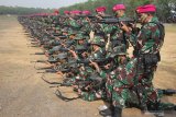 Prajurit Korps Marinir TNI Angkatan Laut bersiap menembak saat Pemecahan Museum Rekor-Dunia Indonesia (MURI) di Lapangan Tembak Internasional FX. Soepramono, Bhumi Marinir Karangpilang, Surabaya, Jawa Timur, Sabtu (7/12/2019). Kegiatan yang melibatkan 1.474 prajurit Korps Marinir itu berhasil memecahkan rekor MURI dengan 'Menembak oleh Petembak Terbanyak'. Antara Jatim/Didik/ZK