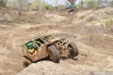 Pembalap melewati lintasan saat mengikuti Kejuaraan Nasional (Kejurnas) Adventure Offroad 2019 putaran ketiga di Sirkuit Gunung Kendil, Kabupaten Madiun, Jawa Timur, Sabtu (7/12/2019). Kejurnas Offroad yang diikuti ratusan pembalap dari berbagai daerah tersebut digelar selama dua hari, hingga Minggu (8/12). Antara Jatim/Siswowidodo/zk.