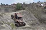 Pembalap melewati lintasan saat mengikuti Kejuaraan Nasional (Kejurnas) Adventure Offroad 2019 putaran ketiga di Sirkuit Gunung Kendil, Kabupaten Madiun, Jawa Timur, Sabtu (7/12/2019). Kejurnas Offroad yang diikuti ratusan pembalap dari berbagai daerah tersebut digelar selama dua hari, hingga Minggu (8/12). Antara Jatim/Siswowidodo/zk.