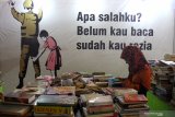 Pengunjung memilih buku yang dipajang dalam Kumpul Buku di Taman Krida Budaya, Malang, Jawa Timur, Sabtu (7/12/2019). Kegiatan pameran buku yang berlangsung selama lima hari tersebut diadakan untuk memberi ruang literasi kepada masyarakat dalam upaya meningkatkan minat baca. Antara Jatim/Ari Bowo Sucipto/zk.