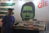 Pengunjung memilih buku yang dipajang dalam Kumpul Buku di Taman Krida Budaya, Malang, Jawa Timur, Sabtu (7/12/2019). Kegiatan pameran buku yang berlangsung selama lima hari tersebut diadakan untuk memberi ruang literasi kepada masyarakat dalam upaya meningkatkan minat baca. Antara Jatim/Ari Bowo Sucipto/zk.