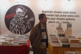 Pengunjung melihat buku yang dipajang dalam Kumpul Buku di Taman Krida Budaya, Malang, Jawa Timur, Sabtu (7/12/2019). Kegiatan pameran buku yang berlangsung selama lima hari tersebut diadakan untuk memberi ruang literasi kepada masyarakat dalam upaya meningkatkan minat baca. Antara Jatim/Ari Bowo Sucipto/zk.