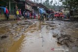 Warga membersihkan lumpur yang menutupi jalan pascabanjir bandang di Kertasari, Kabupaten Bandung, Jawa Barat, Sabtu (7/12/2019). Sedikitnya 20 rumah dan lahan pertanian di kawasan tersebut mengalami kerusakan serta terendam lumpur akibat banjir bandang yang terjadi pada Jumat (6/12) lalu. ANTARA JABAR/Novrian Arbi/agr