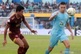 Pesepak bola Persela Lamongan Rafael Gomes (kanan) mendapat hadangan pesepak bola PSM Makasar Muh. Rizky Eka (kiri) pada lanjutan Liga 1 2019 di Stadion Gelora Surajaya, Lamongan, Jawa Timur, Sabtu (7/12/2019). Persela Lamongan menang melawan PSM Makasar dengan skor akhir 3-1. Antara Jatim/Umarul Faruq/zk