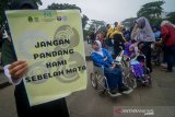 Sejumlah anak penyandang disabilitas melakukan jalan santai menuju Lapangan Gasibu saat acara Sehari Bersama Anak Disabilitas di Bandung, Jawa Barat, Sabtu (7/12/2019). Sehari bersama anak disabilitas yang diikuti oleh SLB se Kota Bandung tersebut diadakan dalam rangkaian puncak peringatan Hari Disabilitas Internasional yang mengusung tema 