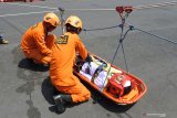 Tim SAR mengevakuasi korban gempa bumi saat simulasi peringatan Hari Sukarelawan Palang Merah Indonesia (PMI) ke-14 tahun 2019 di Alun-alun Jember, Jawa Timur, Sabtu (7/12/2019). Simulasi penanganan bencana itu dilakukan secara terpadu melibatkan relawan lintas lembaga untuk menyiapkan relawan saat terjadi bencana. Antara Jatim/Seno/zk.