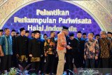 Plt Gubernur Aceh, Nova Iriansyah ( ketiga kanan depan) didampingi Ketua Perkumpulan Pariwisata Halal Indonesia (PPHI), Riyanto Sofian (ketiga kiri depan) memberikan ucapan selamat kepada Ketua PPHI Aceh yang baru, Imam Mahfud (ketiga kanan depan) seusai pelantikan di Banda Aceh, Jumat (6/12/2019) malam. PPHI Aceh tahun 2020 fokus pada peningkatan wisata halal, budaya halal dan sertifikasi halal dengan mengoptimalkan potensi daerah, infrastruktur dan pelayanan publik dalam upaya  meningkatkan kunjungan wisatawan. Antara Aceh/Ampelsa.