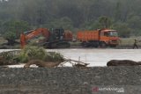 Alat berat memasukkan material galian C ke dalam truk di Daerah Aliran Sungai (DAS) Meureuboe, Kecamatan Pante Ceureumen, Aceh Barat, Aceh, Sabtu (7/12/2019). Aktivitas penambangan galian C di pedalaman Aceh Barat kian marak akibat kurangnya pengawasan dari pihak terkait, sehingga dikhawatirkan dapat memicu bencana alam terutama banjir dan tanah longsor. Antara Aceh/Syifa Yulinnas/wsj.