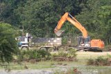 Alat berat memasukkan material galian C ke dalam truk di Daerah Aliran Sungai (DAS) Meureuboe, Kecamatan Pante Ceureumen, Aceh Barat, Aceh, Sabtu (7/12/2019). Aktivitas penambangan galian C di pedalaman Aceh Barat kian marak akibat kurangnya pengawasan dari pihak terkait, sehingga dikhawatirkan dapat memicu bencana alam terutama banjir dan tanah longsor. Antara Aceh/Syifa Yulinnas/wsj.