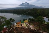 Foto aerial objek wisata Danau Pauh dengan latar belakang Gunung Masurai di Jangkat, Merangin, Jambi, Kamis (5/12/2019). Danau seluas 30 hektare di ketinggian 1.200 mdpl itu merupakan salah satu potensi utama tujuan wisata setempat namun terkendala buruknya akses jalan dan minim sarana penunjang. ANTARA FOTO/Wahdi Septiawan/wsj.