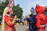 Penyandang disabilitas berkomunikasi menggunakan bahasa isyarat sebelum tampil di atas panggung saat digelar Gebyar Difabel 2019 di Kota Madiun, Jawa Timur, Minggu (8/12/2019). Gebyar Difabel yang digelar Komunitas Orangtua Anak Spesial Madiun dalam rangka memperingati Hari Disabilitas Internasional tersebut diikuti ratusan penyandang disabilitas terdiri pelajar dan masyarakat umum. Antara Jatim/Siswowidodo/zk