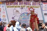 Penyandang disabilitas mengikuti peragaan busana di atas panggung saat digelar Gebyar Difabel 2019 di Kota Madiun, Jawa Timur, Minggu (8/12/2019). Gebyar Difabel yang digelar Komunitas Orangtua Anak Spesial Madiun dalam rangka memperingati Hari Disabilitas Internasional tersebut diikuti ratusan penyandang disabilitas terdiri pelajar dan masyarakat umum. Antara Jatim/Siswowidodo/zk