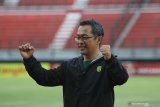 Pelatih Persebaya Aji Santoso meluapkan kegembiraannya usai pertandingan Liga 1 2019 antara Persebaya melawan Bhayangkara FC di Stadion Gelora Bung Tomo, Surabaya, Jawa Timur, Minggu (8/12/2019). Persebaya mengalahkan Bhyangkara FC dengan skor akhir 4-0. Antara Jatim/Moch Asim/zk.