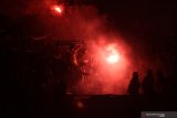 Sejumlah suporter manyalakan flare usai Celebration Game Persik Kediri melawan Persis Solo di Stadion Brawijaya Kota Kediri, Jawa Timur, Minggu (8/12/2019) malam. Pertandingan yang dimenangkan Persis Solo dengan skor akhir 0-1 tersebut guna merayakan Persik Kediri sebagai pemenang kompetisi Liga 2 sekaligus perwujudan rasa syukur berhasil masuk ke Liga 1 pada musim kompetisi mendatang. Antara Jatim/Prasetia Fauzani/zk.