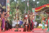 Sejumlah penari menampilkan tarian Ngamuan Gunung Pirak dari Kabupaten Barito Timur Kalteng saat acara Gelar Bersama Seni Budaya di halaman Pendopo Bersinar, Kabupaten Tabalong, Kalimantan Selatan, Senin (9/12/2019). Gelar Bersama Seni Budaya dari Kabupaten Hulu Sungai Utara, Kabupaten Paser Kaltim, Kabupaten Balangan, Kabupaten Barito Timur Kalteng dan Kabupaten Tabalong tersebut untuk mewujudkan kebersamaan lima Kabupaten di wilayah Provinsi Kalsel, Kalteng dan Kaltim serta kesiapan Kabupaten Tabalong sebagai serambi depan Kalsel. Foto Antaranews Kalsel/Bayu Pratama S.