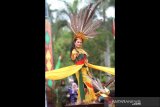 Sejumlah penari menampilkan tarian Barakat Putri dari Kabupaten Tabalong Kalsel saat acara Gelar Bersama Seni Budaya di halaman Pendopo Bersinar, Kabupaten Tabalong, Kalimantan Selatan, Senin (9/12/2019). Gelar Bersama Seni Budaya dari Kabupaten Hulu Sungai Utara, Kabupaten Paser Kaltim, Kabupaten Balangan, Kabupaten Barito Timur Kalteng dan Kabupaten Tabalong tersebut untuk mewujudkan kebersamaan lima Kabupaten di wilayah Provinsi Kalsel, Kalteng dan Kaltim serta kesiapan Kabupaten Tabalong sebagai serambi depan Kalsel. Foto Antaranews Kalsel/Bayu Pratama S.