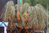 Sejumlah penari menampilkan tarian Ngoit Ngempolo dari Kabupaten Paser Kaltim saat acara Gelar Bersama Seni Budaya di halaman Pendopo Bersinar, Kabupaten Tabalong, Kalimantan Selatan, Senin (9/12/2019). Gelar Bersama Seni Budaya dari Kabupaten Hulu Sungai Utara, Kabupaten Paser Kaltim, Kabupaten Balangan, Kabupaten Barito Timur Kalteng dan Kabupaten Tabalong tersebut untuk mewujudkan kebersamaan lima Kabupaten di wilayah Provinsi Kalsel, Kalteng dan Kaltim serta kesiapan Kabupaten Tabalong sebagai serambi depan Kalsel. Foto Antaranews Kalsel/Bayu Pratama S.