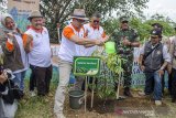 Gubernur Provinsi Jawa Barat Ridwan Kamil (ketiga kiri) menyiram bibit pohon yang telah ditanam pada acara Gerakan Penanaman Pohon pada Lahan Kritis di Desa Cimenyan, Kabupaten Bandung, Jawa Barat, Senin (9/12/2019). Sedikitnya 17 ribu bibit pohon ditanam sebagai upaya penanganan dan pengendalian kerusakan lingkungan khususnya lahan kritis dan lahan resapan air di kawasan Bandung Utara yang termasuk dalam rencana penanaman 25 juta pohon di tahun 2020 oleh Pemerintah Provinsi Jawa Barat. ANTARA JABAR/Novrian Arbi/agr